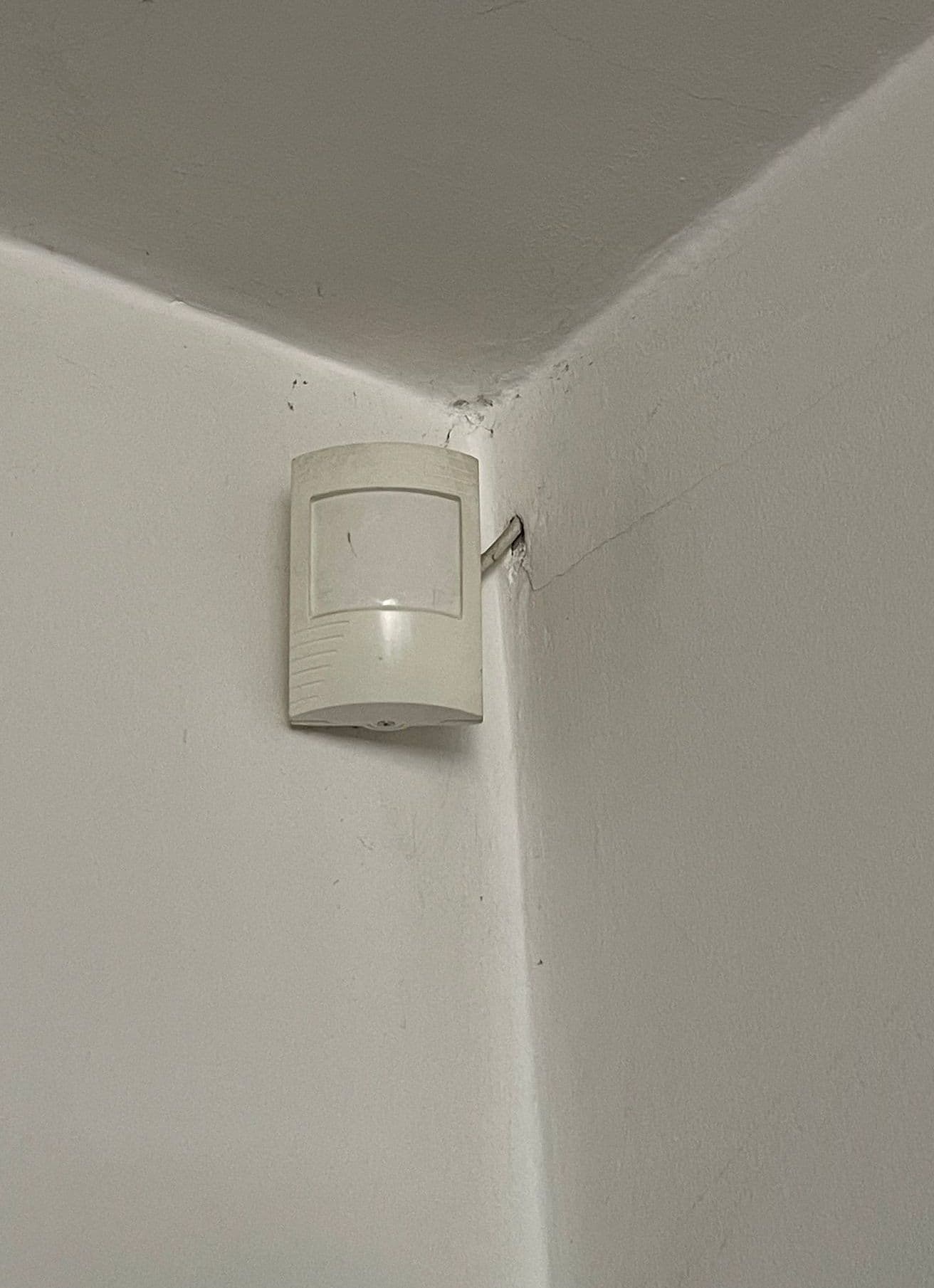 Alarmă albă pe perete