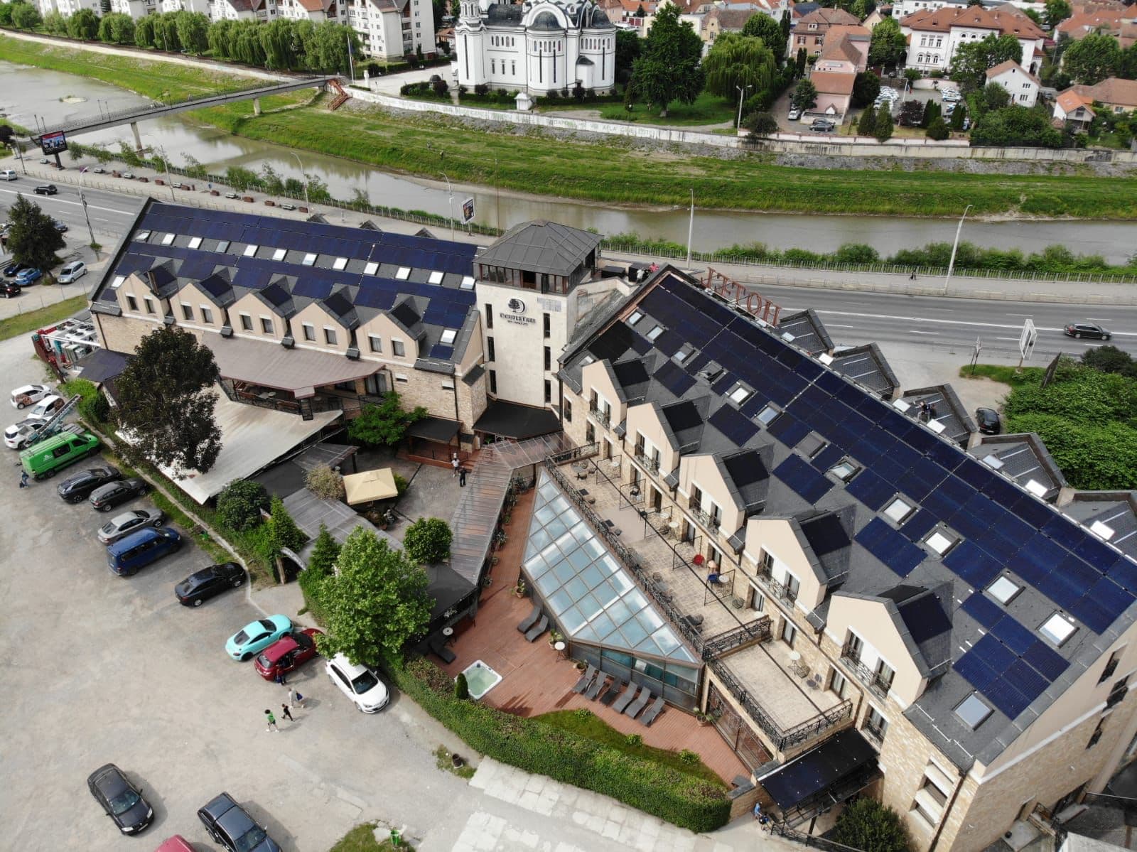 Hotel cu panouri fotovoltaice