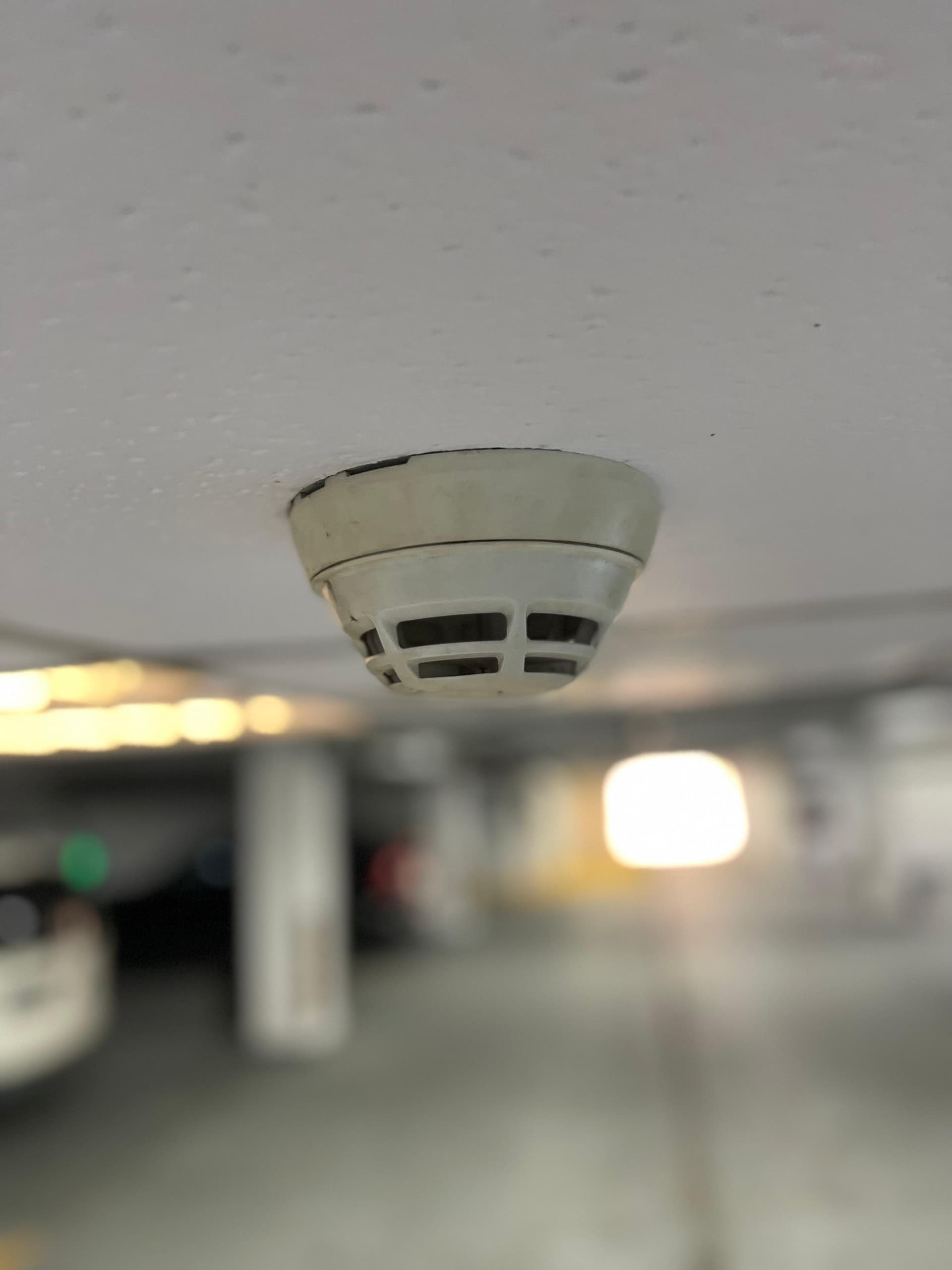 Detector de incendii pe tavanul garajului
