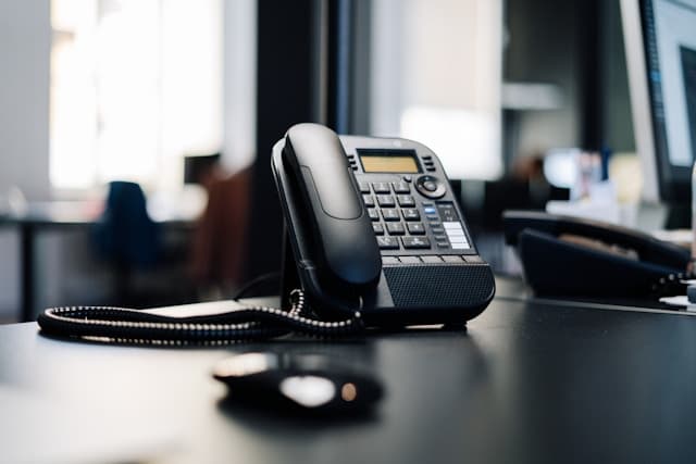 Telefon fix pe o masă